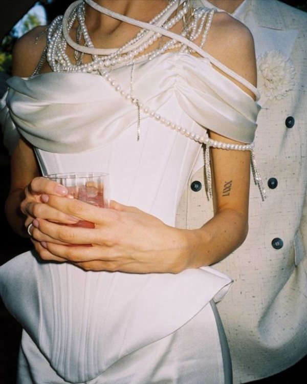 Modern Pearls: Elevating Your Bridal Look with this Timeless Accessory