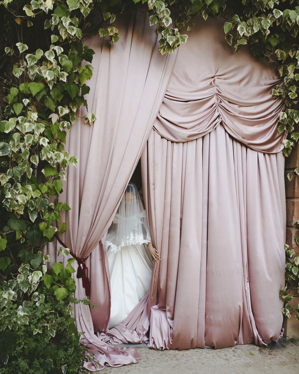 A Cinematic Sicilian Villa Wedding Framed by Modern Florals and Fruit Art