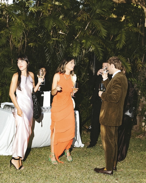 A Cinematic Sicilian Villa Wedding Framed by Modern Florals and Fruit Art