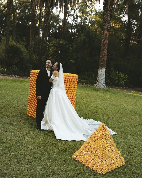 A Cinematic Sicilian Villa Wedding Framed by Modern Florals and Fruit Art