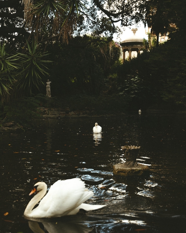 A Cinematic Wedding with Sculptural Installations & a Vibrant Palette in Sicily