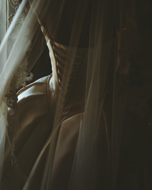 A Cinematic Wedding with Sculptural Installations & a Vibrant Palette in Sicily