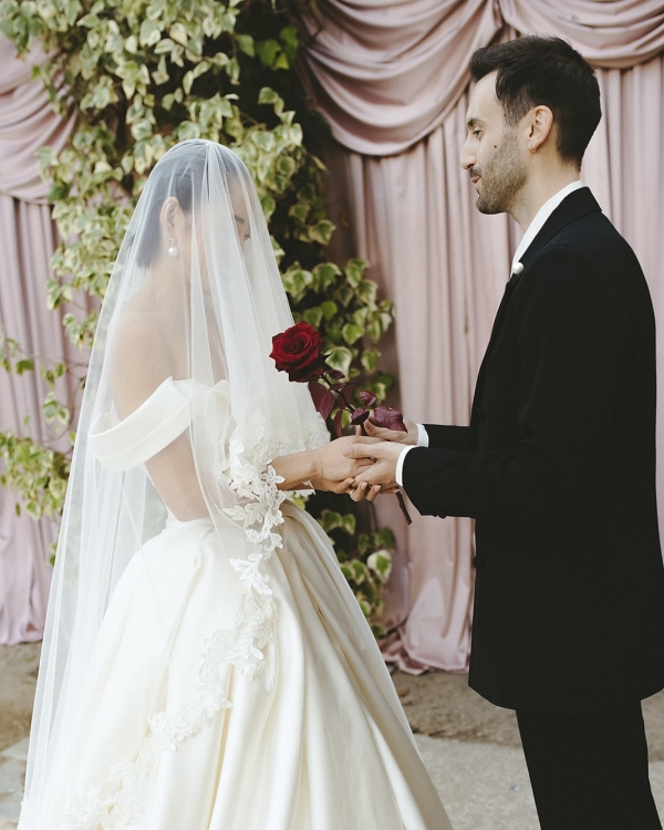 A Cinematic Sicilian Villa Wedding Framed by Modern Florals and Fruit Art