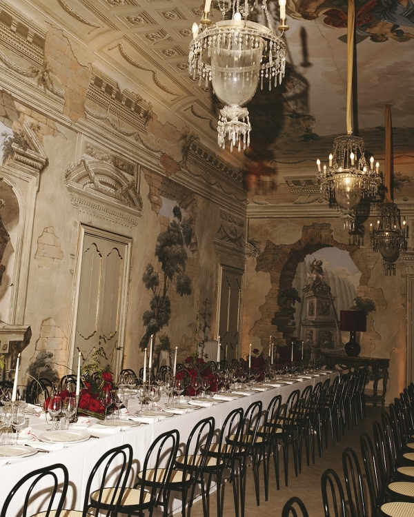 A Cinematic Sicilian Villa Wedding Framed by Modern Florals and Fruit Art