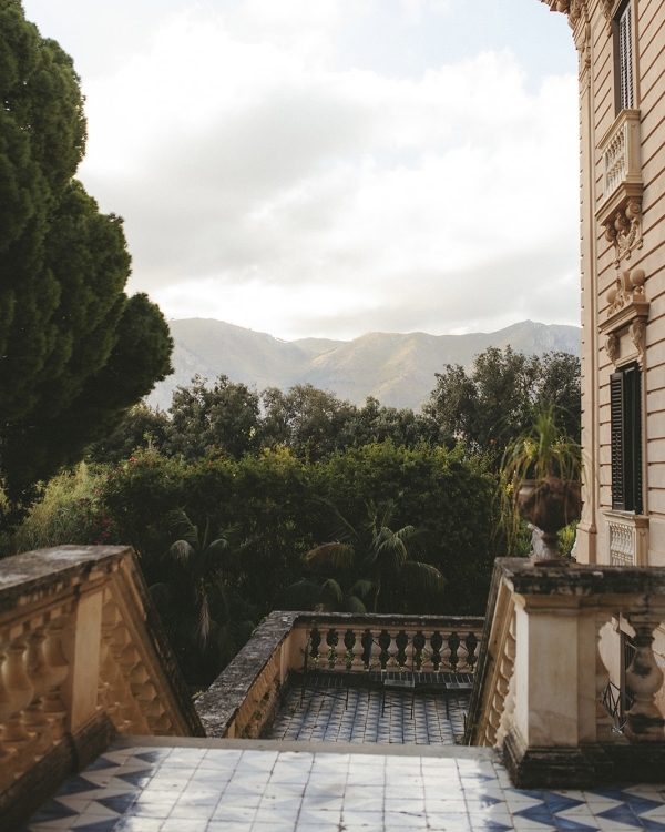 A Cinematic Sicilian Villa Wedding Framed by Modern Florals and Fruit Art