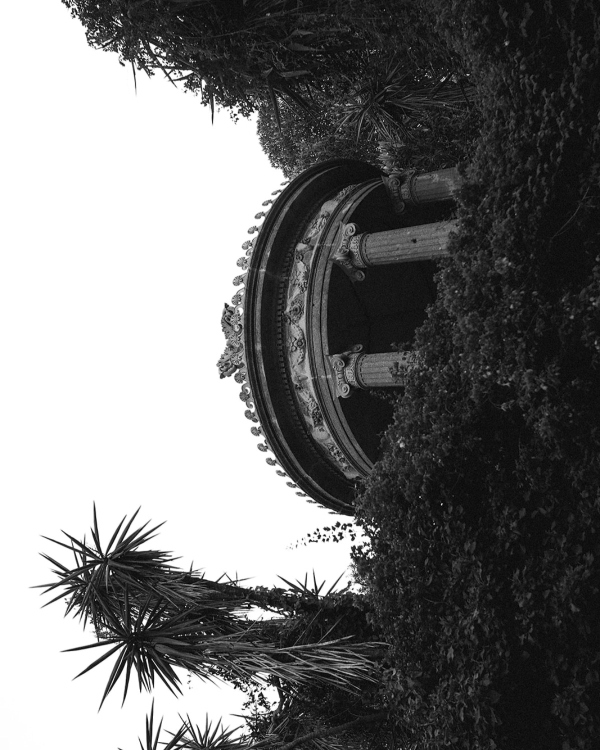 A Cinematic Wedding with Sculptural Installations & a Vibrant Palette in Sicily