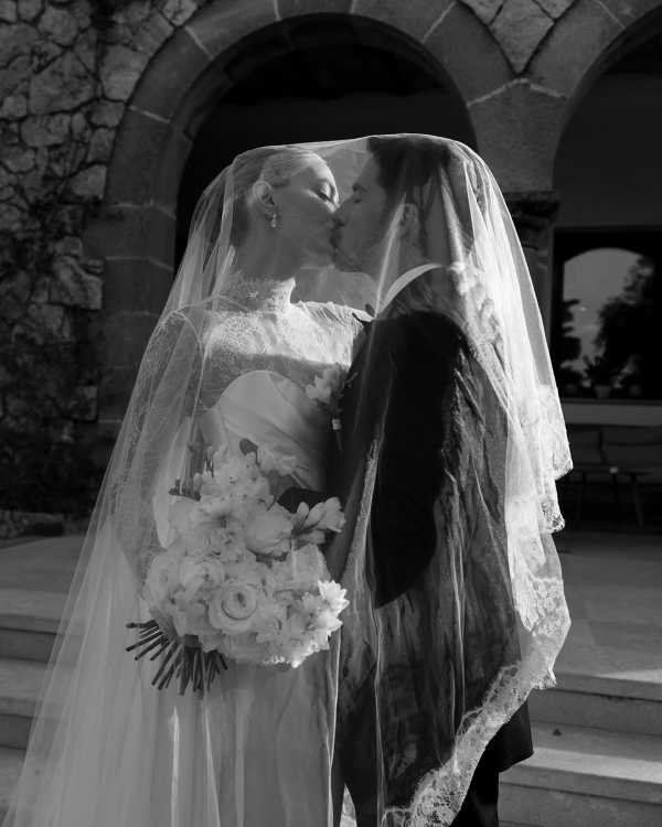 10 Photographer-Backed Wedding Portrait Pose Ideas to Save to Your Mood Board