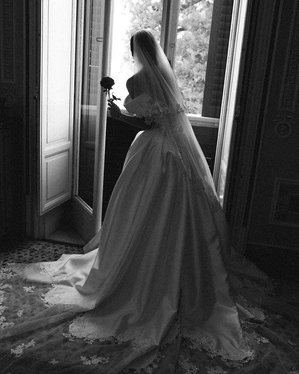 A Cinematic Sicilian Villa Wedding Framed by Modern Florals and Fruit Art