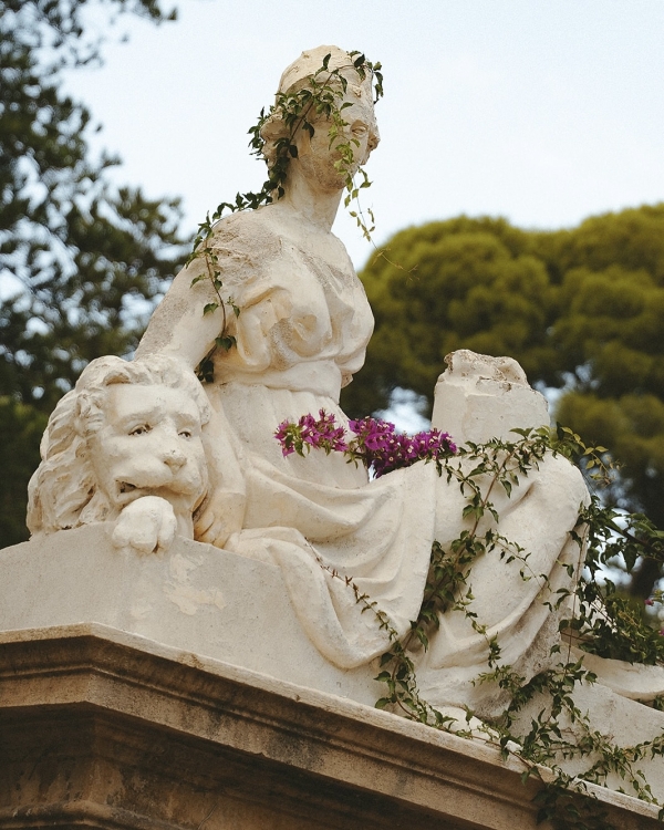A Cinematic Sicilian Villa Wedding Framed by Modern Florals and Fruit Art