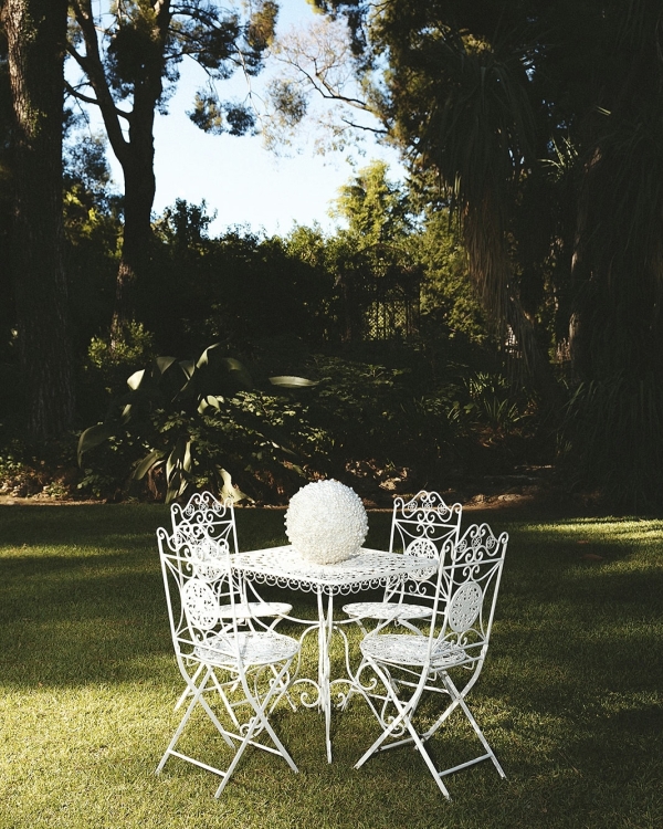 A Cinematic Sicilian Villa Wedding Framed by Modern Florals and Fruit Art