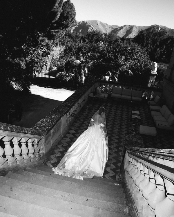 A Cinematic Sicilian Villa Wedding Framed by Modern Florals and Fruit Art