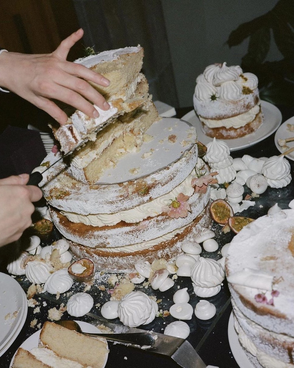 Custom Design Round Cake – Wuollet Bakery