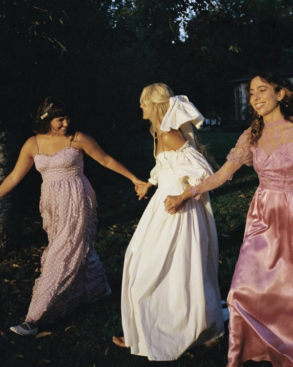 Mismatched Bridesmaid Dresses Guide | Bridesmaid with Different Color Dresses for Bridesmaids | Wedding Party