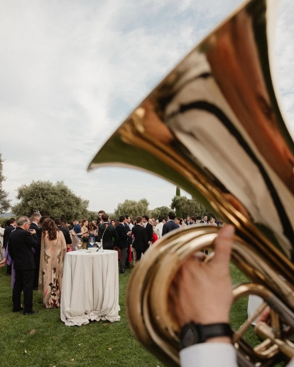 Pros and Cons of Allowing Plus-Ones at Your Wedding