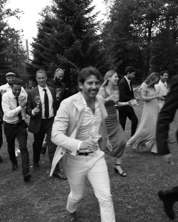 Pros and Cons of Allowing Plus-Ones at Your Wedding