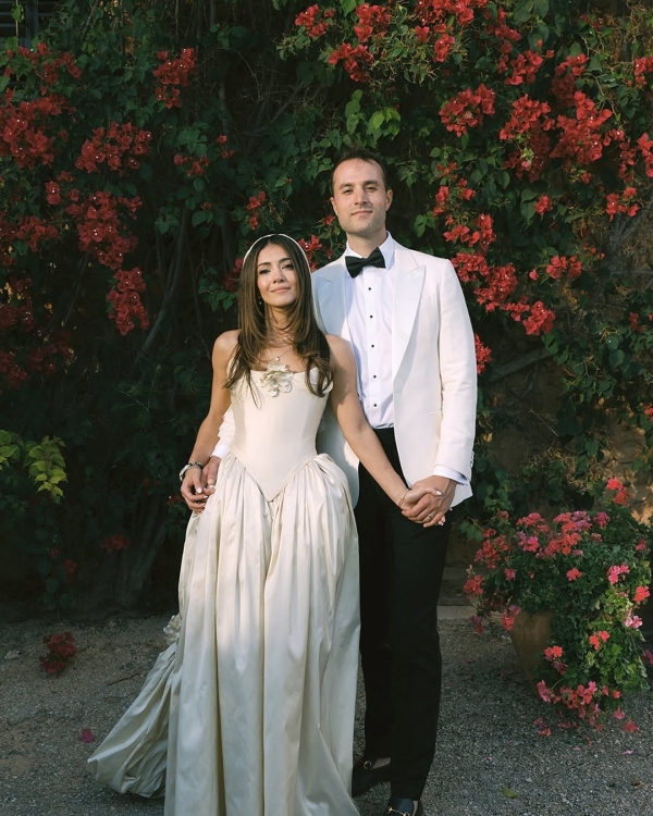 Pros and Cons of Allowing Plus-Ones at Your Wedding