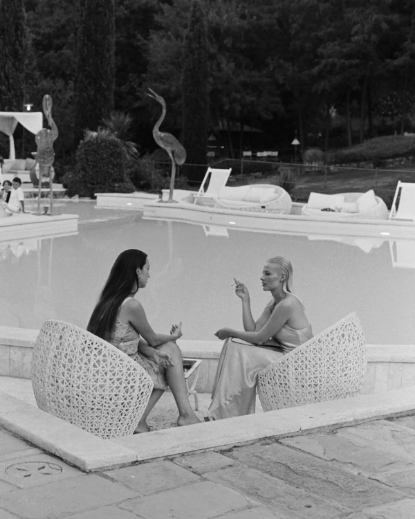 Pros and Cons of Allowing Plus-Ones at Your Wedding