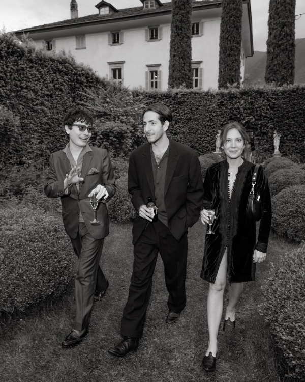 Pros and Cons of Allowing Plus-Ones at Your Wedding