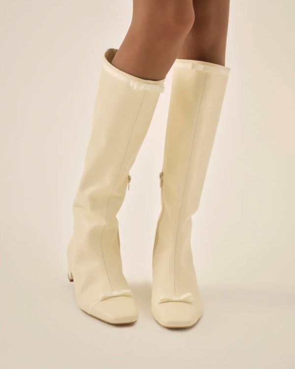 9 Chic Ways to Style Your Bridal Dress for a Winter Wedding