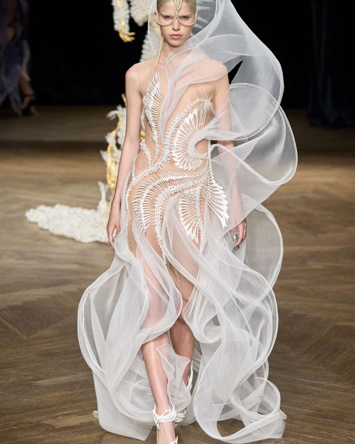Iris Van Herpen Fall Winter 2022-23 Haute Couture Fashion Show