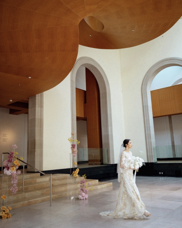 Wedding Shoot at the Art Gallery of Ontario Photos | Bridal Photoshoot Ideas