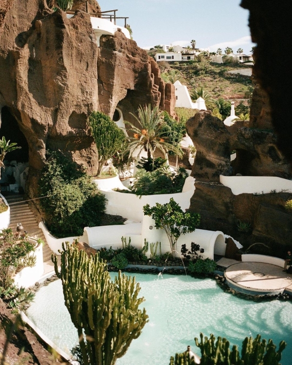 10 Travel Influencers to Follow