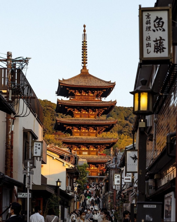 10 Travel Influencers to Follow