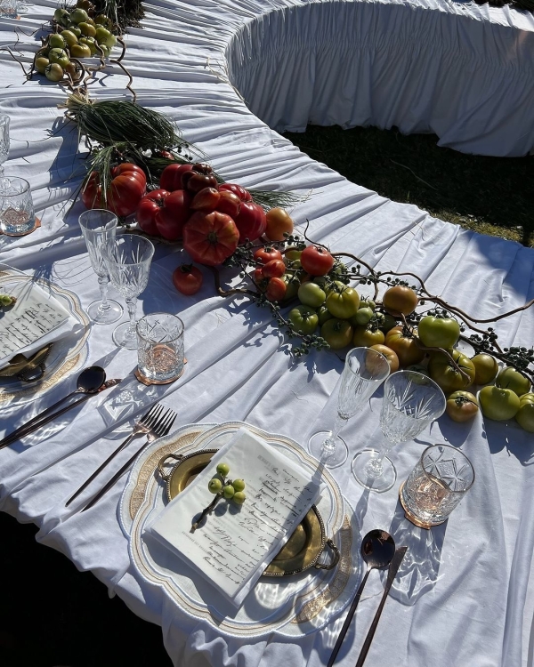 Trend: Curved Tablescapes