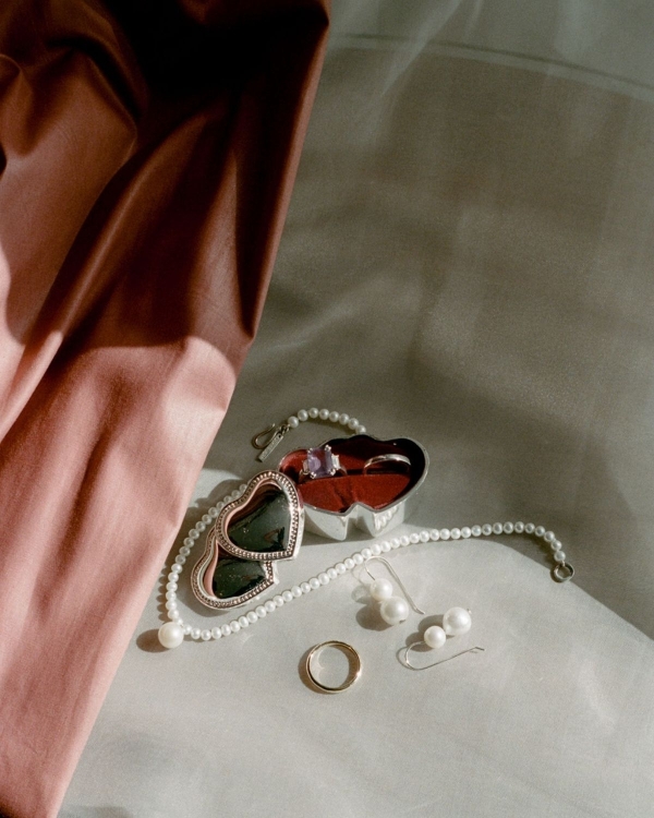 Inside a Daringly Colorful & Cool Wedding at a Melbourne Art Gallery