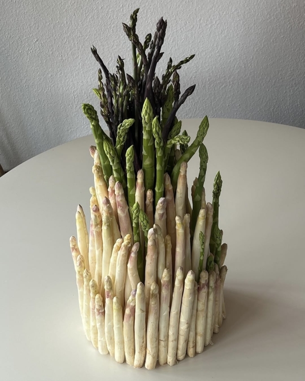 Trend: Vegetable-Decorated Wedding Cakes