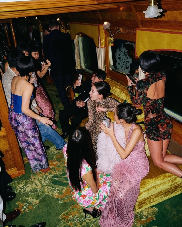 Tinder’s New Double Date Feature Is Here — And It’s Made for You and Your BFF