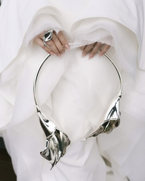 How to Use AI to Create Your Wedding Day Timeline, Playlist, Seating Chart & More