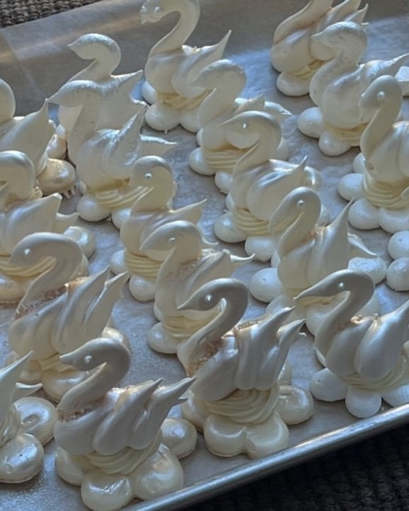 Trend: Swan-Inspired Wedding Décor