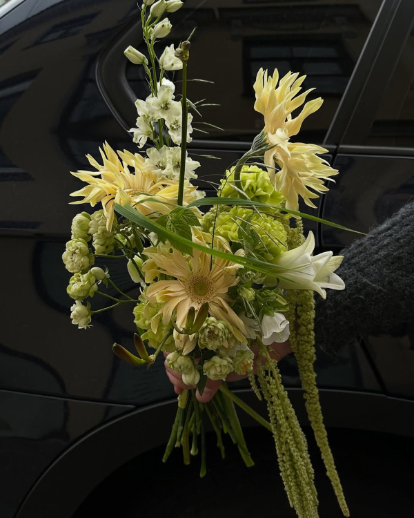 9 Stylish Bouquet Trends We're Loving for Brides Right Now