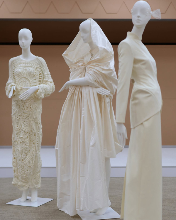 9 Genius Styling Hacks Bridal Stylists Swear By