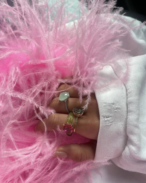 Top 7 Wedding Accessories with Feathers | Trendy Feathers Accessories for Wedding