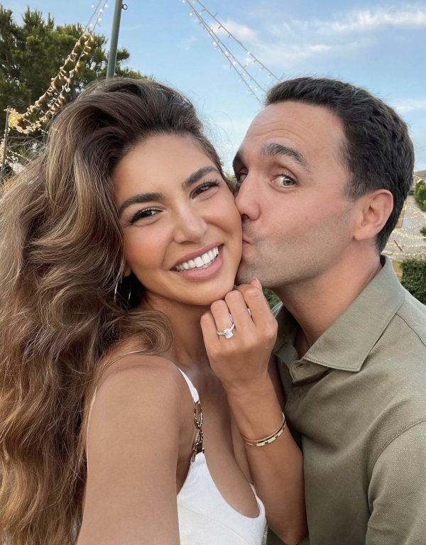 Instagram Engagement Announcement Ideas | Ring Selfie | How to Take Picture of Engagement Ring