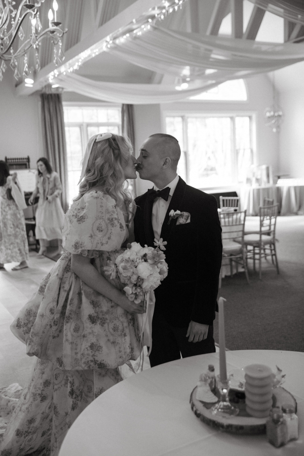 Dollhouse inspired wedding | Interview with the real bride about planning, finding outfits and coping with stress