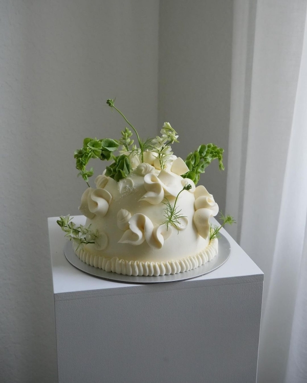 Beautiful Trends for Summer Wedding Cakes | Vintage Decor, Flower Cakes, Seasonal Berries