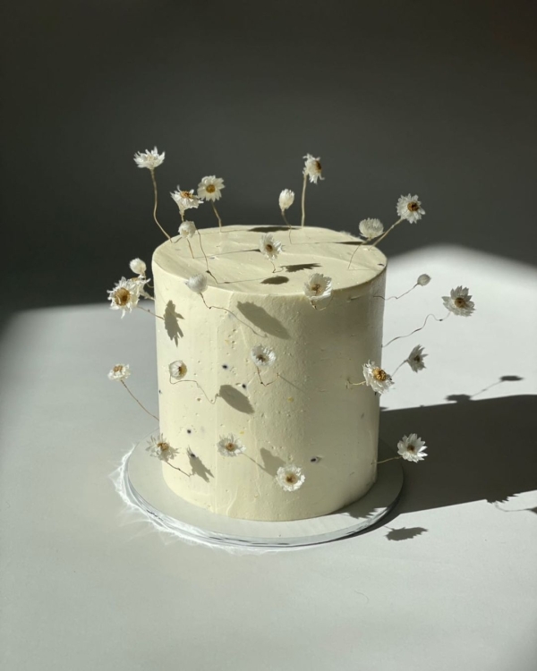 Beautiful Trends for Summer Wedding Cakes | Vintage Decor, Flower Cakes, Seasonal Berries