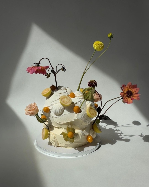 Beautiful Trends for Summer Wedding Cakes | Vintage Decor, Flower Cakes, Seasonal Berries