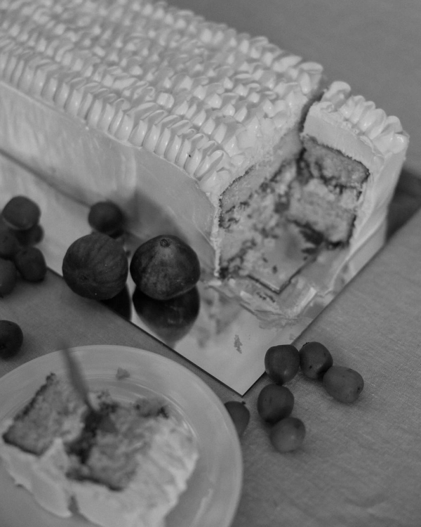 Beautiful Trends for Summer Wedding Cakes | Vintage Decor, Flower Cakes, Seasonal Berries