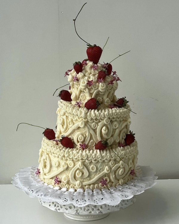 Beautiful Trends for Summer Wedding Cakes | Vintage Decor, Flower Cakes, Seasonal Berries