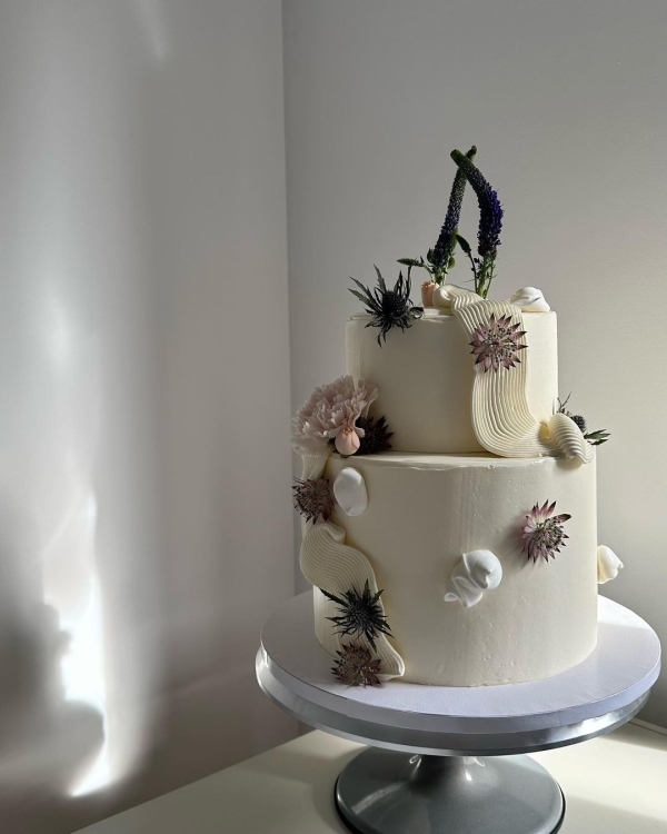 Beautiful Trends for Summer Wedding Cakes | Vintage Decor, Flower Cakes, Seasonal Berries