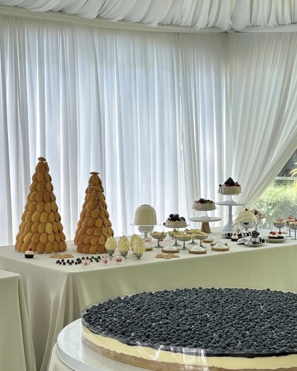 Beautiful Trends for Summer Wedding Cakes | Vintage Decor, Flower Cakes, Seasonal Berries