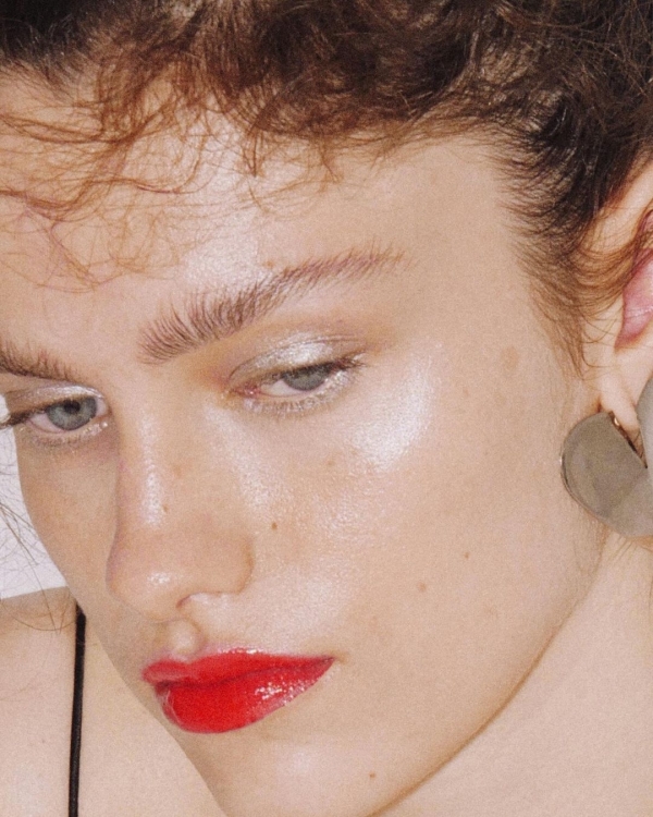 Beautiful Summer Makeup Trend for a Wedding Look | Sunset Blush, Berry Lips and Colorful Eyeliner