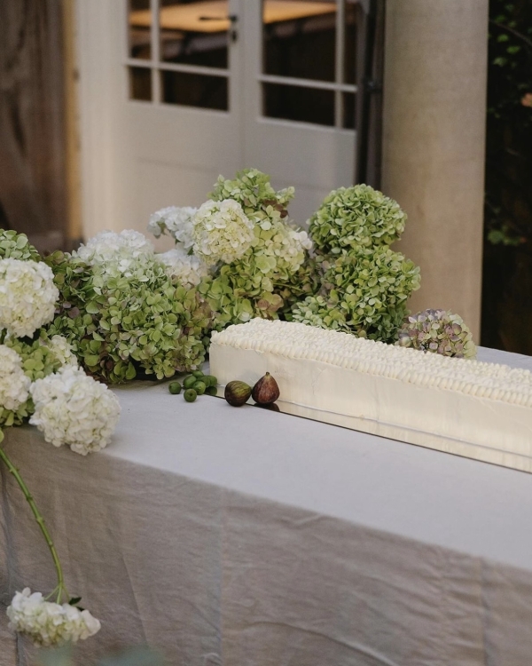 Beautiful Trends for Summer Wedding Cakes | Vintage Decor, Flower Cakes, Seasonal Berries