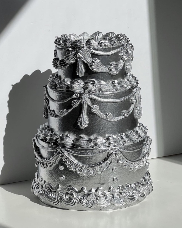 Beautiful Trends for Summer Wedding Cakes | Vintage Decor, Flower Cakes, Seasonal Berries