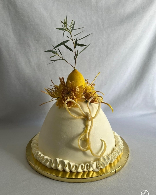 Beautiful Trends for Summer Wedding Cakes | Vintage Decor, Flower Cakes, Seasonal Berries