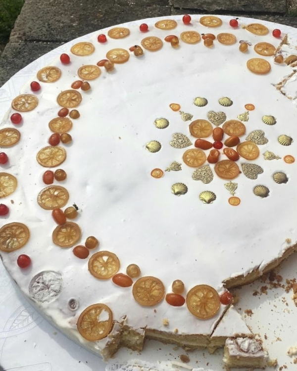 Beautiful Trends for Summer Wedding Cakes | Vintage Decor, Flower Cakes, Seasonal Berries